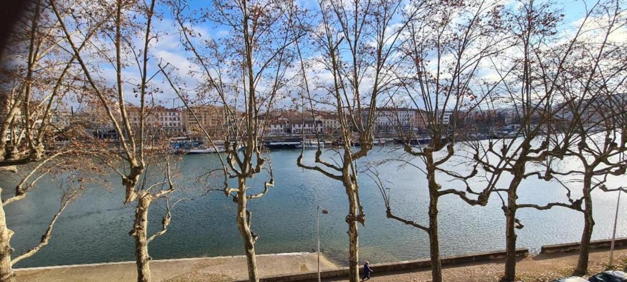 Porte Du Vieux Lyon, Vue Sur La Saone Luaran gambar